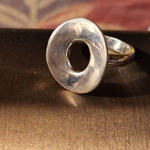 A Piece of Art on Your Finger.  Flowing Circle Vintage Sterling   size 7  4.8g